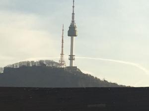 [포토뉴스]서울 남산타워에 원형 구름이…설마 UFO?